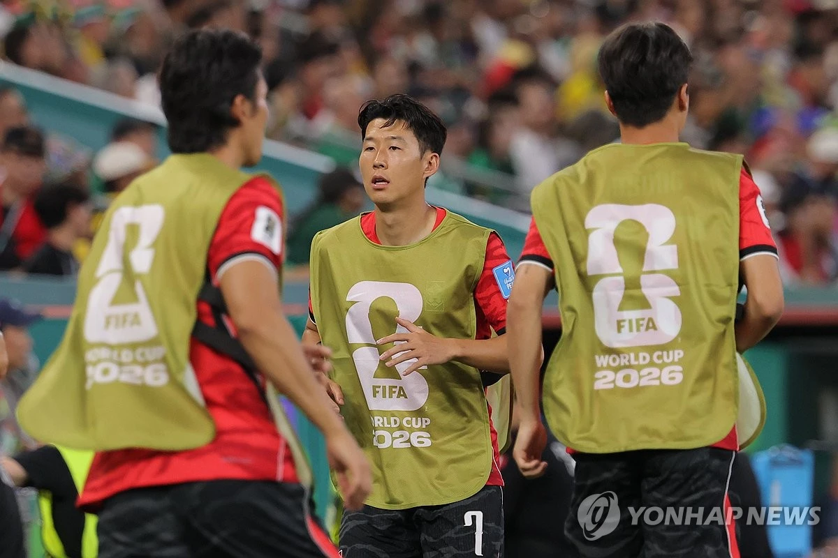 손흥민과 황희찬이 결국 오는 22일 예정된 국회 대한축구협회 청문회에 나오지 않을 예정이다. 두 선수를 참고인으로 신청했던 임오경 더불어민주당 의원이 10일 자신의 SNS를 통해 신청을 철회했다고 밝혔다. 오는 22일 열리는 청문회에는 정몽규 전 회장과 홍명보 전 감독 등이 출석할 예정이다. 청문회 핵심은 협회 구조와 책임 문제에 초점이 맞춰질 전망이다. 연합뉴스