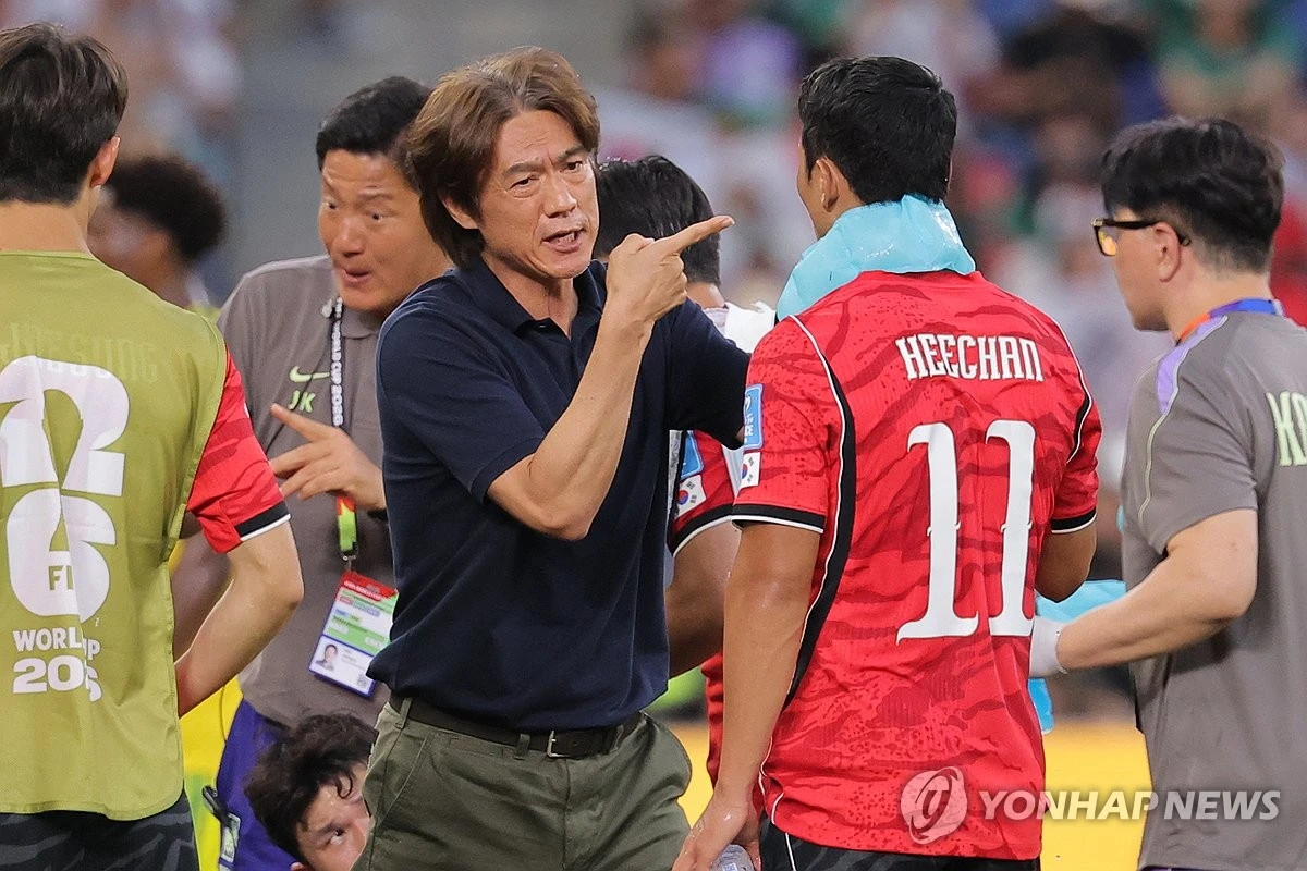 손흥민과 황희찬이 결국 오는 22일 예정된 국회 대한축구협회 청문회에 나오지 않을 예정이다. 두 선수를 참고인으로 신청했던 임오경 더불어민주당 의원이 10일 자신의 SNS를 통해 신청을 철회했다고 밝혔다. 오는 22일 열리는 청문회에는 정몽규 전 회장과 홍명보 전 감독 등이 출석할 예정이다. 청문회 핵심은 협회 구조와 책임 문제에 초점이 맞춰질 전망이다. 연합뉴스