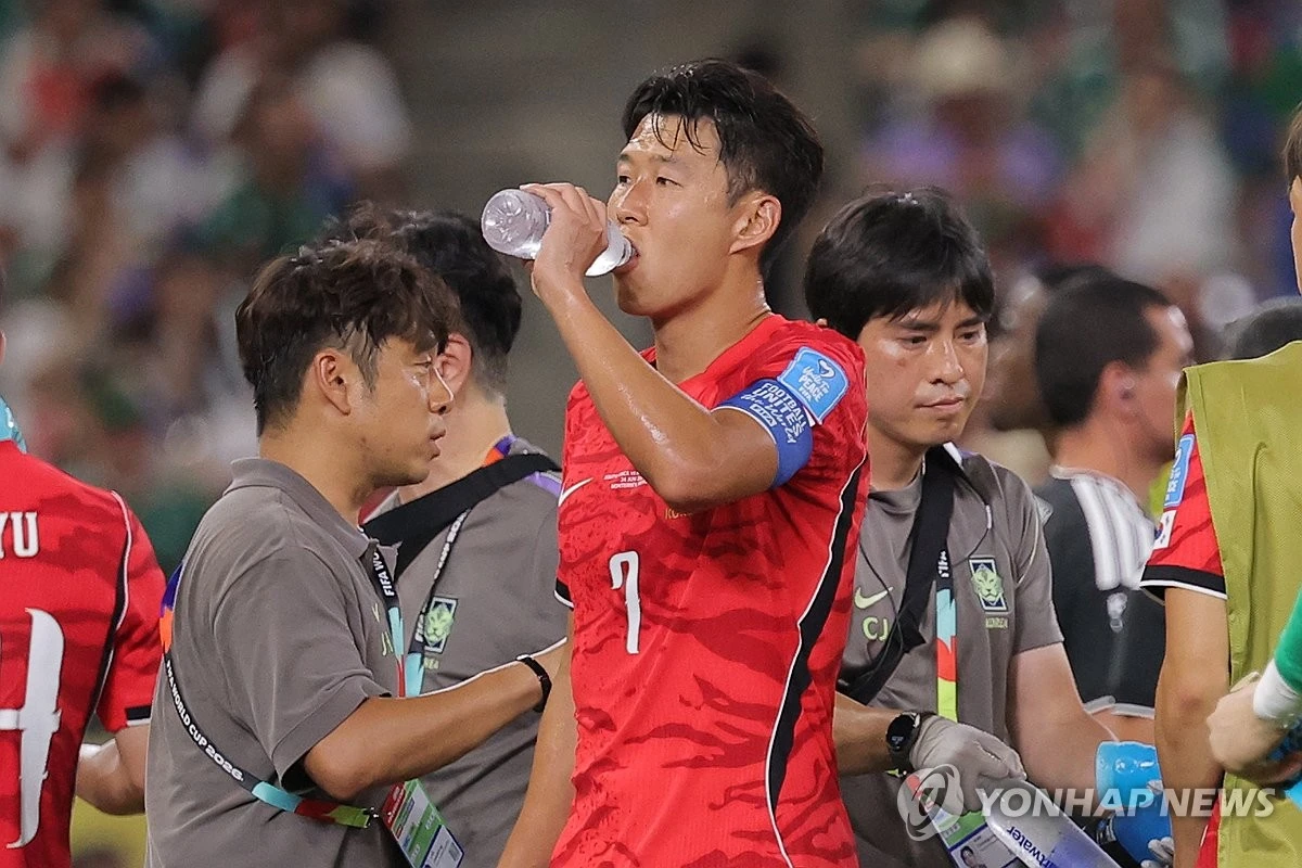 손흥민과 황희찬이 결국 오는 22일 예정된 국회 대한축구협회 청문회에 나오지 않을 예정이다. 두 선수를 참고인으로 신청했던 임오경 더불어민주당 의원이 10일 자신의 SNS를 통해 신청을 철회했다고 밝혔다. 오는 22일 열리는 청문회에는 정몽규 전 회장과 홍명보 전 감독 등이 출석할 예정이다. 청문회 핵심은 협회 구조와 책임 문제에 초점이 맞춰질 전망이다. 연합뉴스