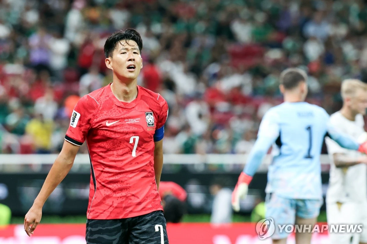 손흥민과 황희찬이 결국 오는 22일 예정된 국회 대한축구협회 청문회에 나오지 않을 예정이다. 두 선수를 참고인으로 신청했던 임오경 더불어민주당 의원이 10일 자신의 SNS를 통해 신청을 철회했다고 밝혔다. 오는 22일 열리는 청문회에는 정몽규 전 회장과 홍명보 전 감독 등이 출석할 예정이다. 청문회 핵심은 협회 구조와 책임 문제에 초점이 맞춰질 전망이다. 연합뉴스