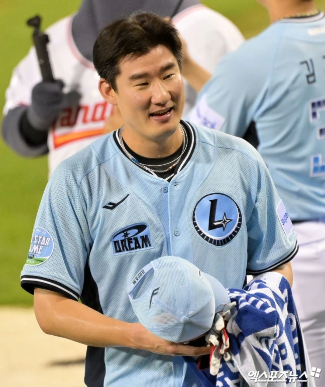 한화 이글스 강타자 강백호가 데뷔 첫 올스타 홈런 더비 우승을 차지했다. 강백호는 2026 신한 SOL뱅크 KBO 올스타전 전야제 '컴투스 프로야구 홈런 더비' 결승에서 한 차례 연장전 끝에 오태곤(SSG 랜더스)을 제쳤다. 강백호는 우승 상금 1000만원과 비스포크 AI 에어드레서를 부상으로 받았다. 여기에 비거리 145m로 1위를 차지해 LG 퓨리케어 공기청정기까지 챙겼다. 강백호에게 배팅볼을 던져준 한준수(KIA 타이거즈)에게는 보스 울트라 헤드폰이 돌아갔다. 잠실 김한준·박지영 기자