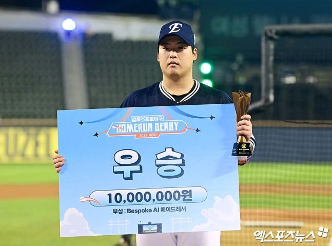 한화 이글스 강타자 강백호가 데뷔 첫 올스타 홈런 더비 우승을 차지했다. 강백호는 2026 신한 SOL뱅크 KBO 올스타전 전야제 '컴투스 프로야구 홈런 더비' 결승에서 한 차례 연장전 끝에 오태곤(SSG 랜더스)을 제쳤다. 강백호는 우승 상금 1000만원과 비스포크 AI 에어드레서를 부상으로 받았다. 여기에 비거리 145m로 1위를 차지해 LG 퓨리케어 공기청정기까지 챙겼다. 강백호에게 배팅볼을 던져준 한준수(KIA 타이거즈)에게는 보스 울트라 헤드폰이 돌아갔다. 잠실 김한준·박지영 기자