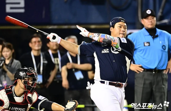 한화 이글스 강타자 강백호가 데뷔 첫 올스타 홈런 더비 우승을 차지했다. 강백호는 2026 신한 SOL뱅크 KBO 올스타전 전야제 '컴투스 프로야구 홈런 더비' 결승에서 한 차례 연장전 끝에 오태곤(SSG 랜더스)을 제쳤다. 강백호는 우승 상금 1000만원과 비스포크 AI 에어드레서를 부상으로 받았다. 여기에 비거리 145m로 1위를 차지해 LG 퓨리케어 공기청정기까지 챙겼다. 강백호에게 배팅볼을 던져준 한준수(KIA 타이거즈)에게는 보스 울트라 헤드폰이 돌아갔다. 잠실 김한준·박지영 기자
