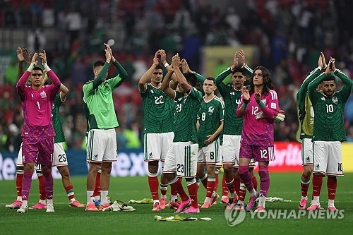 최근 한국 축구 국가대표팀과 연결되고 있는 하비에르 아기레 감독은 현실적으로 한국 대표팀 지휘봉을 잡기 어려워 보인다. 글로벌 급여 분석 기업 샐러리 리크스에 따르면 아기레 감독의 연봉은 250만 유로(약 43억원) 수준이기 때문에 금전적인 측면에서 감당하기 어려운 수준이라는 분석이다. 사진 연합뉴스