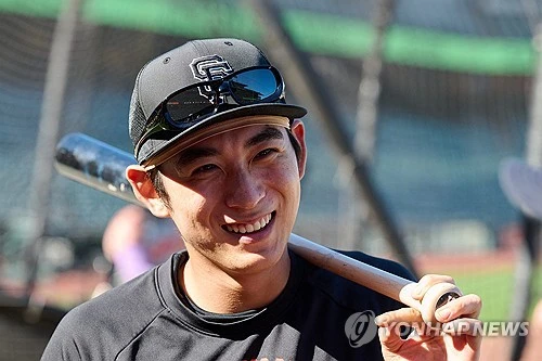 미국 메이저리그(MLB) 샌프란시스코 자이언츠의 이정후가 전반기 끝나기 전 시즌 100안타 고지를 밟으며 메이저리그 두 시즌 연속 세 자릿수 안타라는 의미 있는 이정표를 세웠다. 샌프란시스코는 11일 오전 11시 15분부터 콜로라도 로키스와 홈 경기를 치르는 중이다. 이정후는 2사 주자 없는 상황에서 첫 타석에 들어선 뒤 상대 선발 태너 고든의 초구 138.2km/h) 슬라이더를 잡아당겨 안타를 뽑아냈다. 연합뉴스