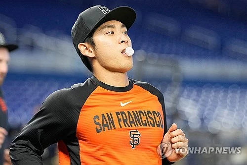 미국 메이저리그(MLB) 샌프란시스코 자이언츠의 이정후가 전반기 끝나기 전 시즌 100안타 고지를 밟으며 메이저리그 두 시즌 연속 세 자릿수 안타라는 의미 있는 이정표를 세웠다. 샌프란시스코는 11일 오전 11시 15분부터 콜로라도 로키스와 홈 경기를 치르는 중이다. 이정후는 2사 주자 없는 상황에서 첫 타석에 들어선 뒤 상대 선발 태너 고든의 초구 138.2km/h) 슬라이더를 잡아당겨 안타를 뽑아냈다. 연합뉴스