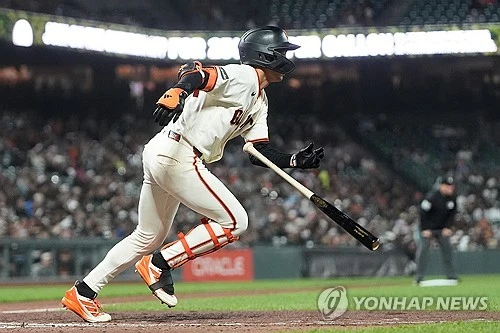 미국 메이저리그(MLB) 샌프란시스코 자이언츠의 이정후가 전반기 끝나기 전 시즌 100안타 고지를 밟으며 메이저리그 두 시즌 연속 세 자릿수 안타라는 의미 있는 이정표를 세웠다. 샌프란시스코는 11일 오전 11시 15분부터 콜로라도 로키스와 홈 경기를 치르는 중이다. 이정후는 2사 주자 없는 상황에서 첫 타석에 들어선 뒤 상대 선발 태너 고든의 초구 138.2km/h) 슬라이더를 잡아당겨 안타를 뽑아냈다. 연합뉴스