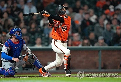 미국 메이저리그(MLB) 샌프란시스코 자이언츠의 이정후가 전반기 끝나기 전 시즌 100안타 고지를 밟으며 메이저리그 두 시즌 연속 세 자릿수 안타라는 의미 있는 이정표를 세웠다. 샌프란시스코는 11일 오전 11시 15분부터 콜로라도 로키스와 홈 경기를 치르는 중이다. 이정후는 2사 주자 없는 상황에서 첫 타석에 들어선 뒤 상대 선발 태너 고든의 초구 138.2km/h) 슬라이더를 잡아당겨 안타를 뽑아냈다. 연합뉴스
