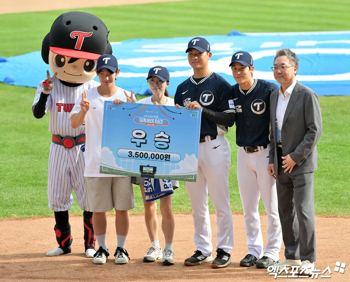 11일 오후 서울 송파구 잠실야구장에서 열린 '2026 신한 SOL KBO 올스타전' 경기, 우승을 차지한 LG가 기뻐하고 있다.