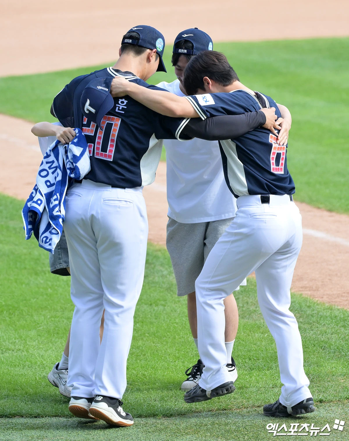 11일 오후 서울 송파구 잠실야구장에서 열린 '2026 신한 SOL KBO 올스타전' 경기, 우승을 차지한 LG가 기뻐하고 있다. 잠실, 김한준·박지영 기자