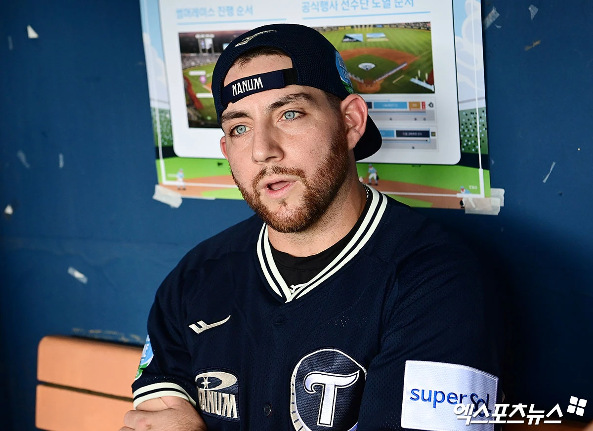 11일 오후 서울 송파구 잠실야구장에서 열리는 '2026 신한 SOL KBO 올스타전'에 앞서 LG 오스틴이 취재진과 인터뷰를 나누고 있다. 잠실, 김한준·박지영 기자