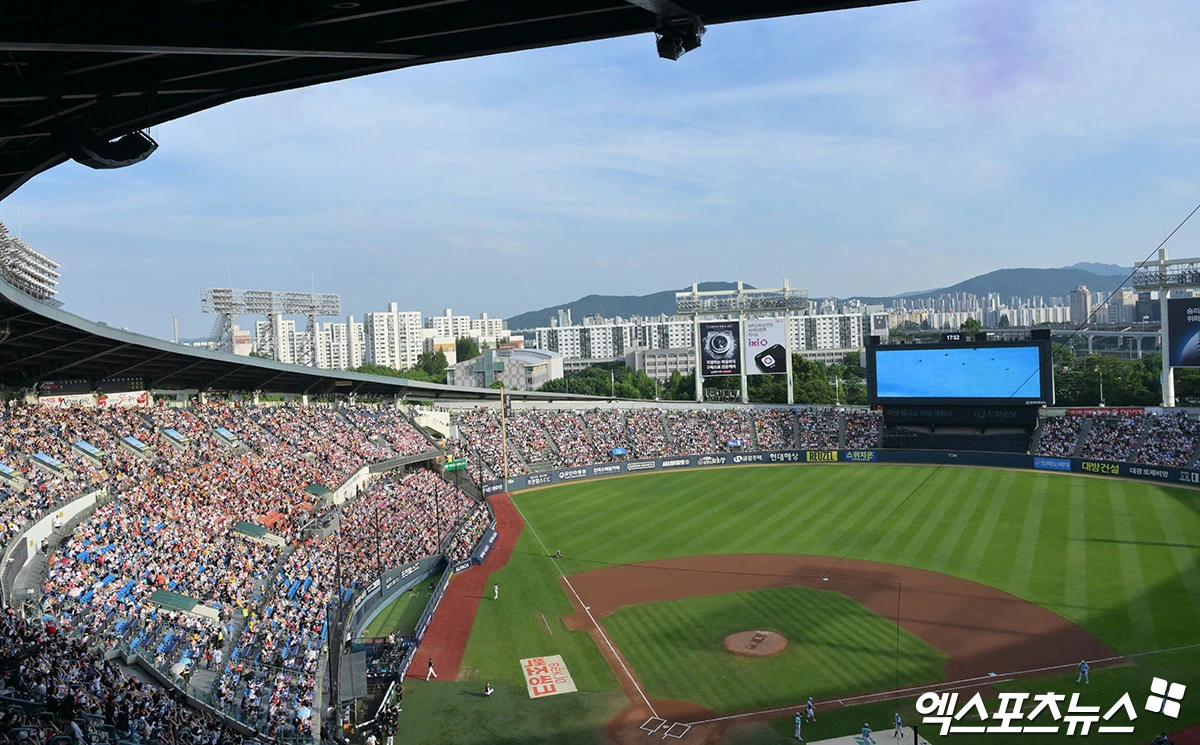 11일 오후 서울 송파구 잠실야구장에서 열린 '2026 신한 SOL KBO 올스타전' 경기, 많은 관중들이 열띤 응원을 선보이고 있다. 잠실, 김한준·박지영 기자