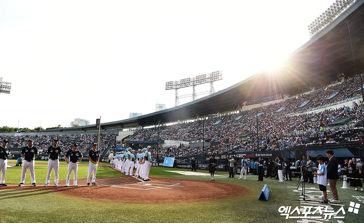 11일 오후 서울 송파구 잠실야구장에서 열린 '2026 신한 SOL KBO 올스타전' 팀 나눔과 팀 드림의 경기에 앞서 플레이볼 선언을 하고 있다. 잠실, 김한준·박지영 기자