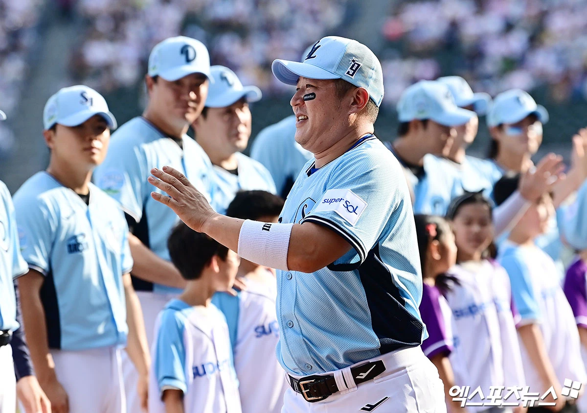11일 오후 서울 송파구 잠실야구장에서 열린 '2026 신한 SOL KBO 올스타전' 팀 나눔과 팀 드림의 경기에 앞서 드림 최형우가 그라운드에 도열하고 있다. 김한준·박지영 기자