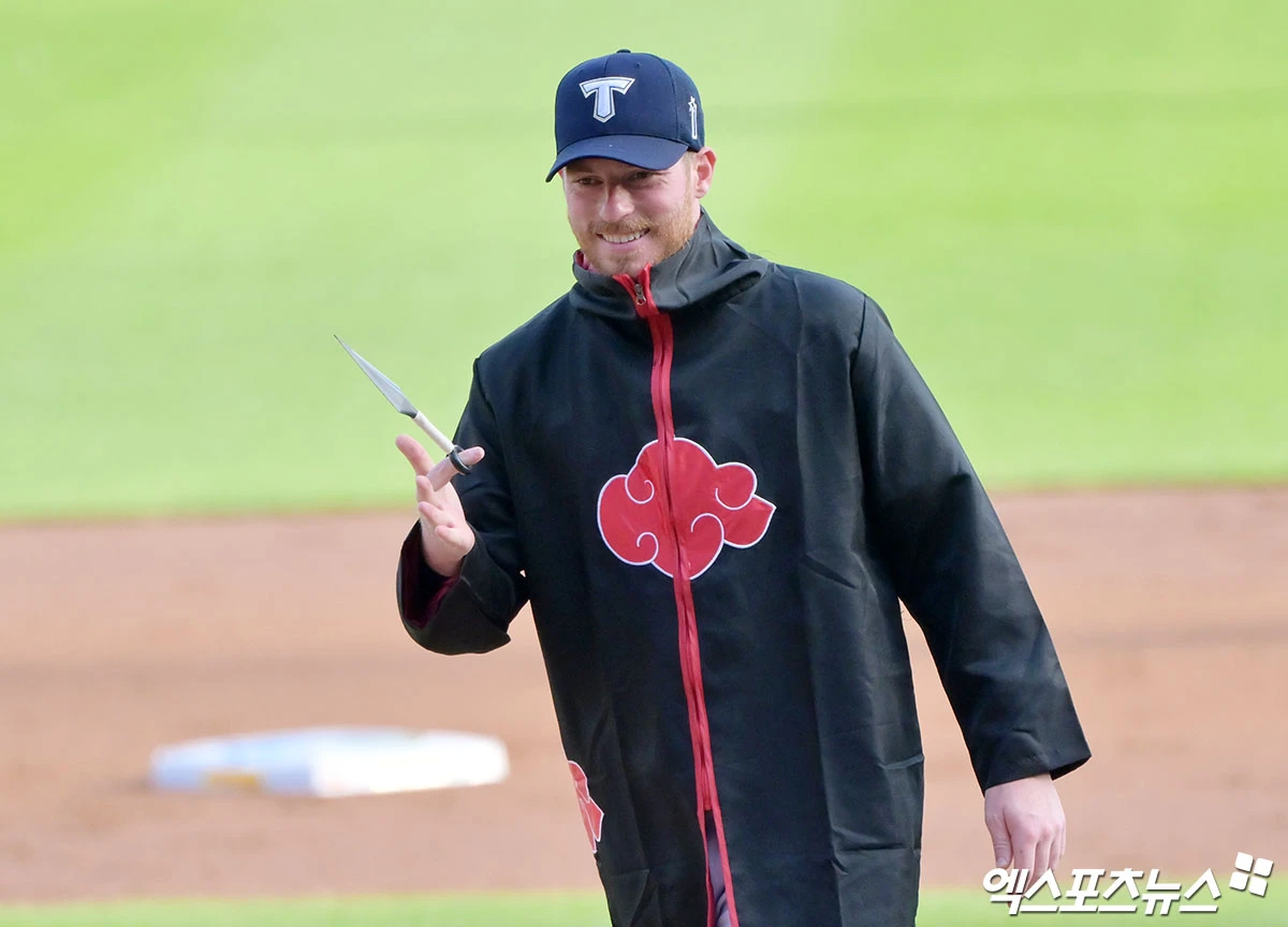 11일 오후 서울 송파구 잠실야구장에서 열린 '2026 신한 SOL KBO 올스타전' 경기, 1회말 나눔올스타 올러가 마운드로 향하고 있다. 잠실, 김한준·박지영 기자