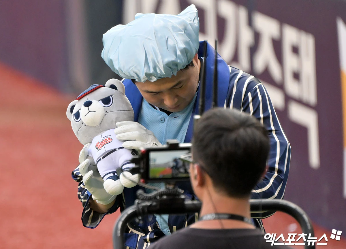 11일 오후 서울 송파구 잠실야구장에서 열린 '2026 신한 SOL KBO 올스타전' 경기, 2회말 드림올스타 양의지가 퍼포먼스를 선보이고 있다. 잠실, 김한준·박지영 기자