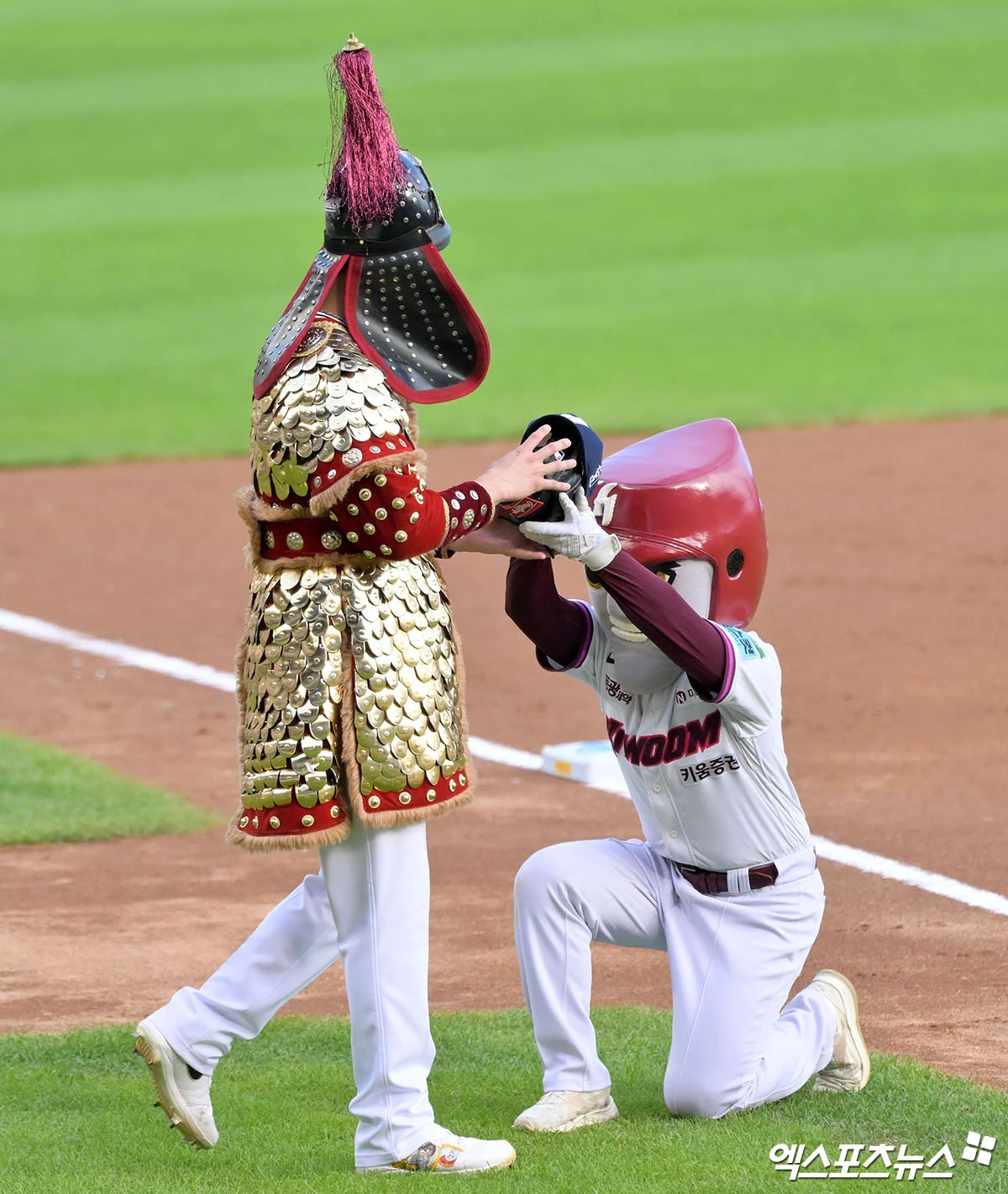 11일 오후 서울 송파구 잠실야구장에서 열린 '2026 신한 SOL KBO 올스타전' 경기, 3회 나눔올스타 안우진이 퍼포먼스를 선보이고 있다. 잠실, 김한준·박지영 기자
