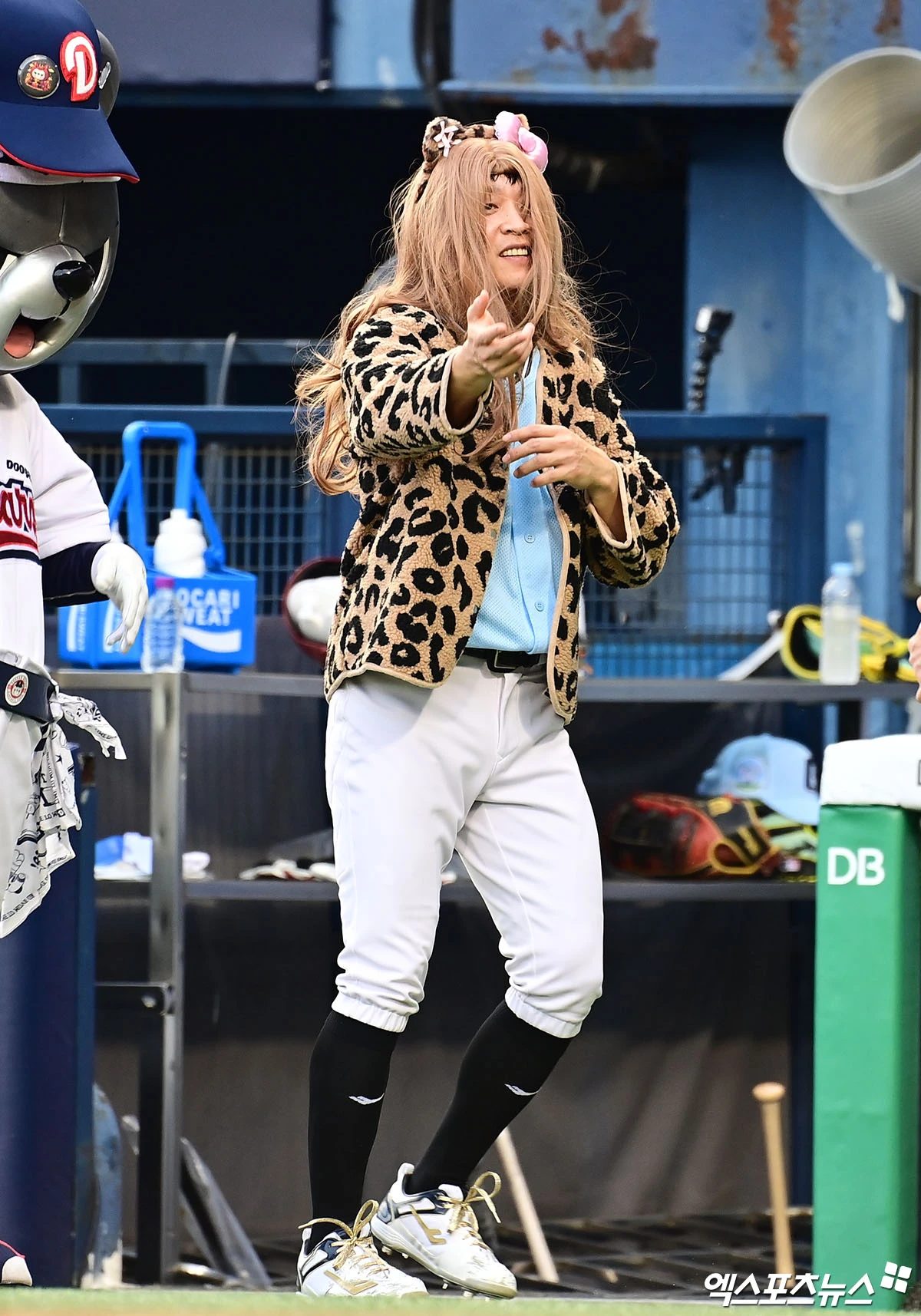 11일 오후 서울 송파구 잠실야구장에서 열린 '2026 신한 SOL KBO 올스타전' 팀 나눔과 팀 드림의 경기, 3회말 드림 정수빈이 퍼포먼스를 선보이고 있다. 잠실, 김한준·박지영 기자