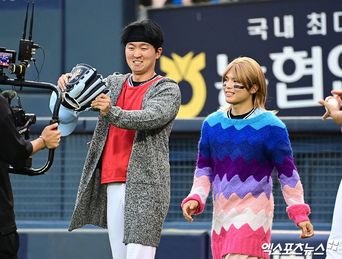 11일 오후 서울 송파구 잠실야구장에서 열린 '2026 신한 SOL KBO 올스타전' 팀 나눔과 팀 드림의 경기, 5회초 드림 정준재와 김건우가 퍼포먼스를 선보이고 있다. 잠실, 김한준·박지영 기자