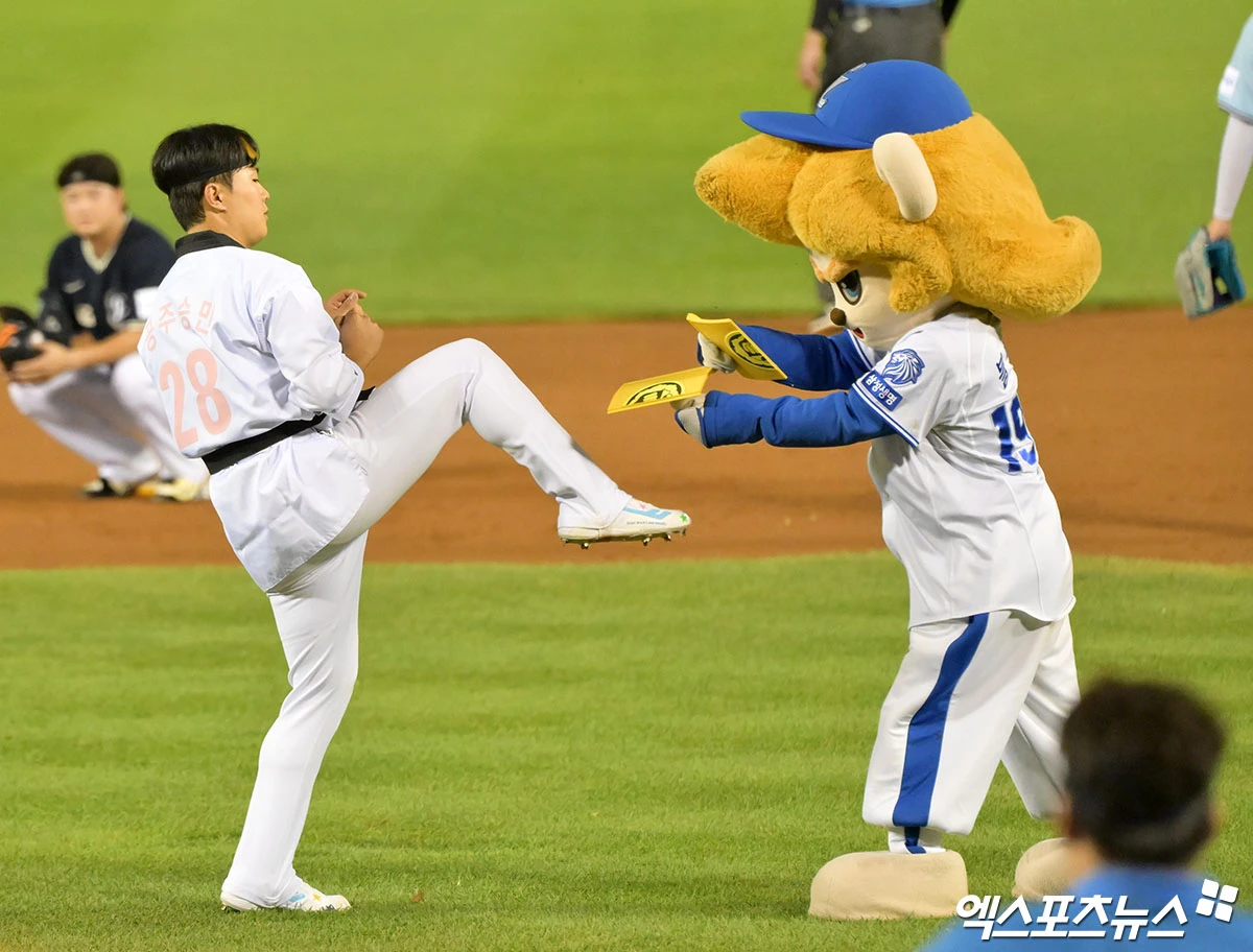 11일 오후 서울 송파구 잠실야구장에서 열린 '2026 신한 SOL KBO 올스타전' 경기, 6회초 드림올스타 이승민이 퍼포먼스를 선보이고 있다. 잠실, 김한준·박지영 기자