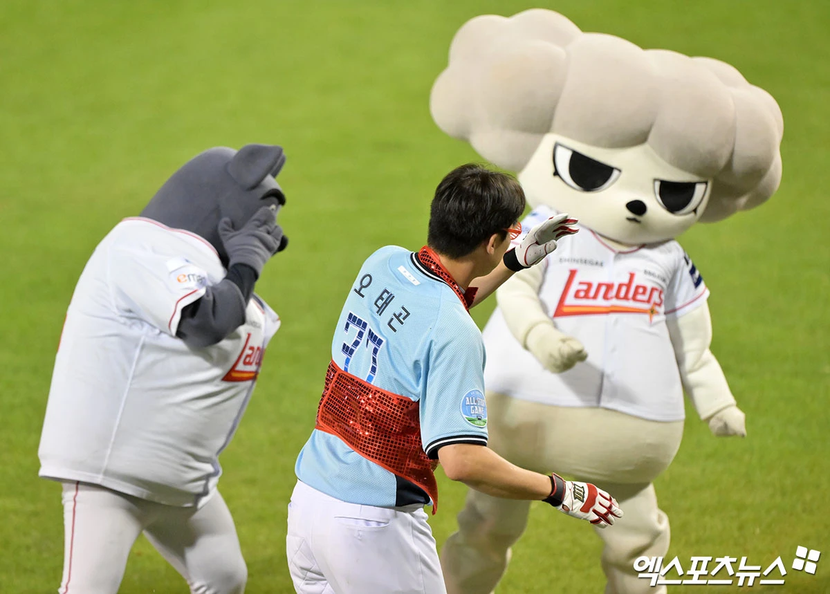 11일 오후 서울 송파구 잠실야구장에서 열린 '2026 신한 SOL KBO 올스타전' 경기, 6회말 드림올스타 오태곤이 퍼포먼스를 선보이고 있다. 잠실, 김한준·박지영 기자