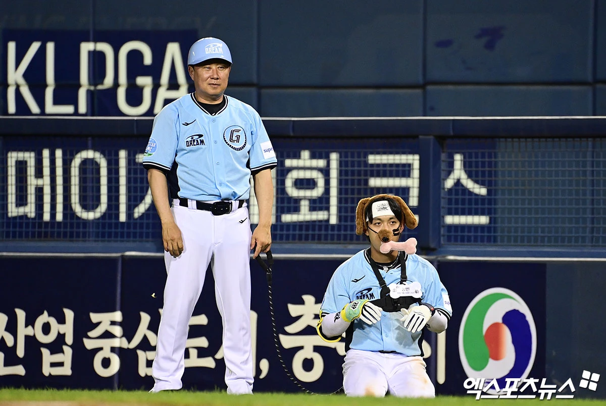 11일 오후 서울 송파구 잠실야구장에서 열린 '2026 신한 SOL KBO 올스타전' 팀 나눔과 팀 드림의 경기, 드림 김태형 감독과 황성빈이 퍼포먼스를 선보이고 있다. 잠실, 김한준·박지영 기자