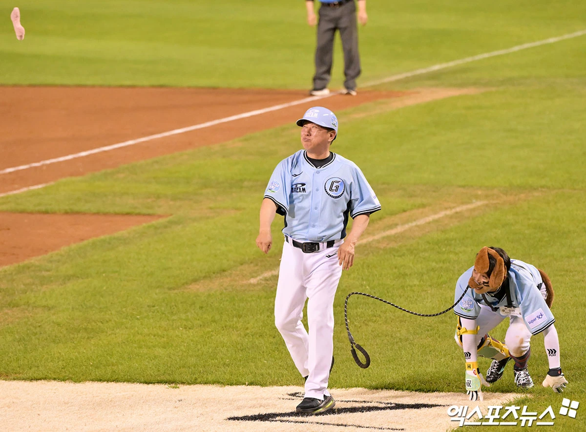 11일 오후 서울 송파구 잠실야구장에서 열린 '2026 신한 SOL KBO 올스타전' 경기, 7회 드림올스타 김태형 감독과 황성빈이 퍼포먼스를 선보이고 있다. 잠실, 김한준·박지영 기자