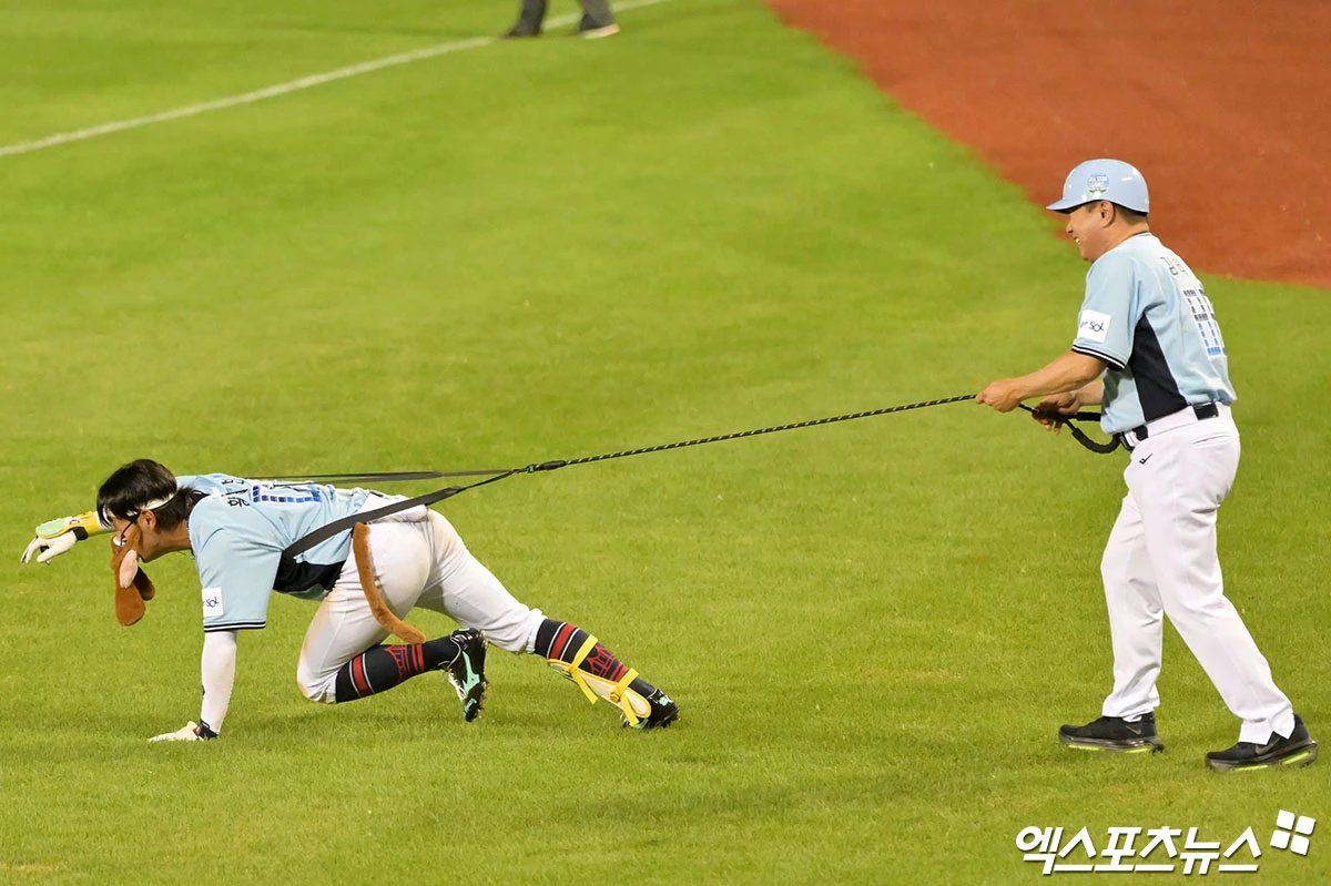 11일 오후 서울 송파구 잠실야구장에서 열린 '2026 신한 SOL KBO 올스타전' 경기, 7회 드림올스타 김태형 감독과 황성빈이 퍼포먼스를 선보이고 있다. 잠실, 김한준·박지영 기자
