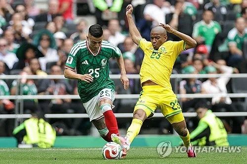 남아프리카공화국 미드필더 제이든 애덤스(마멜로디 선다운스)가 돌연 세상을 떠났다. 향년 25세. 애덤스는 이번 2026 국제축구연맹(FIFA) 북중미 월드컵에 남아공 축구대표팀 일원으로 참가해 한국전 포함 조별리그 3경기 모두 출전했다. 그는 한국과의 조별리그 3차전에서 후반전 교체로 나와 남아공의 1-0 승리를 이끌어 32강 진출에 기여했다. 월드컵이 끝난 지 얼마 지나지 않아 애덤스의 사망 소식이 전해지자 남아공 축구계는 충격에 빠졌다. 현재 애덤스의 사망 원인을 경찰이 수사 중인데, 남아공 언론은 애덤스가 자살로 생을 마쳤다고 보도했다. 연합뉴스