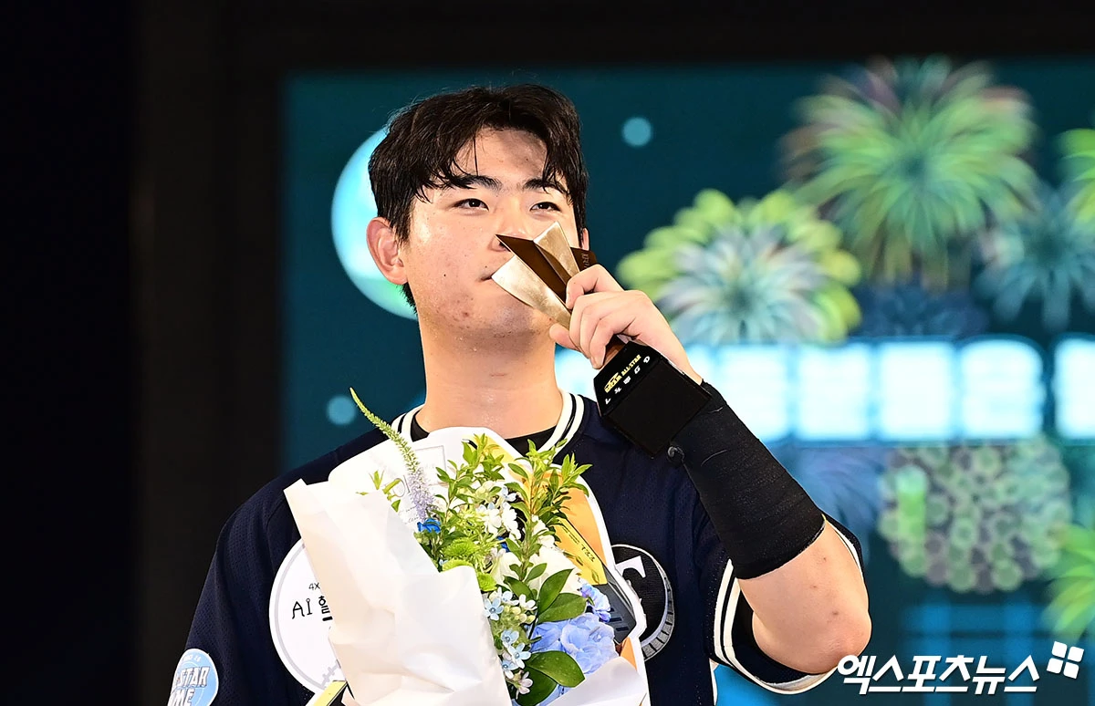 11일 오후 서울 송파구 잠실야구장에서 열린 '2026 신한 SOL KBO 올스타전' 팀 나눔과 팀 드림의 경기, 나눔 올스타가 역대 올스타전 최다 안타인 22안타를 기록하며 10:2의 스코어로 승리했다. 경기 종료 후 한화 허인서가 미스터 올스타 수상 기념 촬영을 하고 있다. 잠실, 김한준·박지영 기자