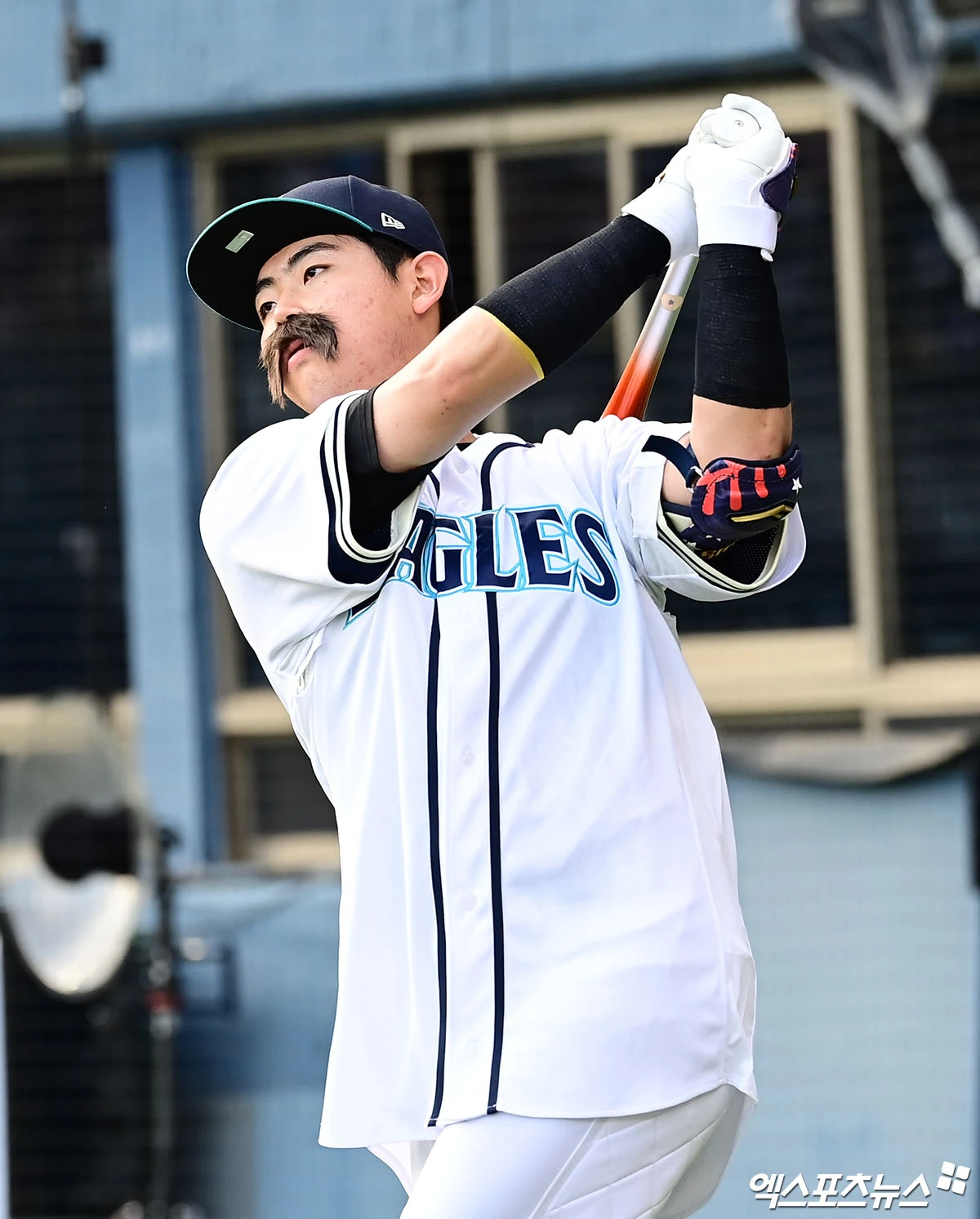 11일 오후 서울 송파구 잠실야구장에서 열린 '2026 신한 SOL KBO 올스타전' 팀 나눔과 팀 드림의 경기, 2회초 나눔 허인서가 퍼포먼스를 선보이고 있다. 잠실, 김한준·박지영 기자