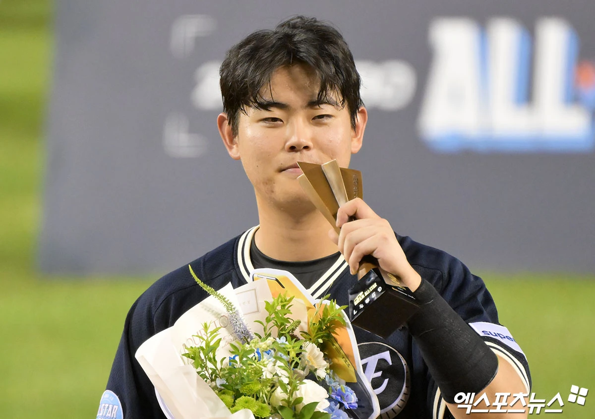 11일 오후 서울 송파구 잠실야구장에서 열린 '2026 신한 SOL KBO 올스타전' 경기, 미스터 올스타를 수상한 한화 허인서가 기념촬영을 갖고 있다. 잠실, 김한준·박지영 기자