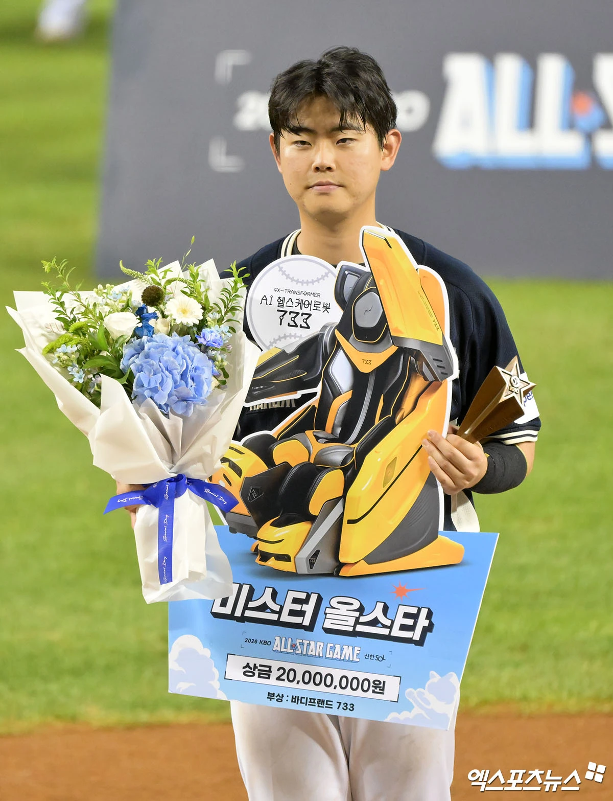 11일 오후 서울 송파구 잠실야구장에서 열린 '2026 신한 SOL KBO 올스타전' 경기, 미스터 올스타를 수상한 한화 허인서가 기념촬영을 갖고 있다. 잠실, 김한준·박지영 기자
