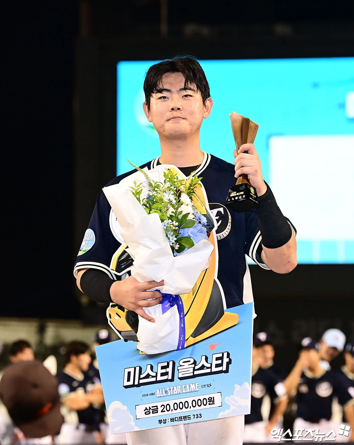 11일 오후 서울 송파구 잠실야구장에서 열린 '2026 신한 SOL KBO 올스타전' 팀 나눔과 팀 드림의 경기, 나눔 올스타가 역대 올스타전 최다 안타인 22안타를 기록하며 10:2의 스코어로 승리했다. 경기 종료 후 한화 허인서가 미스터 올스타 수상 기념 촬영을 하고 있다. 잠실, 김한준·박지영 기자