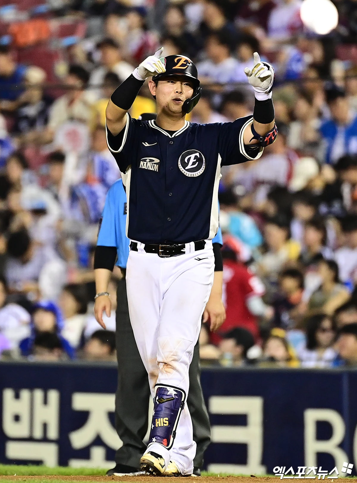 11일 오후 서울 송파구 잠실야구장에서 열린 '2026 신한 SOL KBO 올스타전' 팀 나눔과 팀 드림의 경기, 7회초 나눔 허인서가 안타를 친 뒤 세리머니를 하고 있다. 김한준·박지영 기자