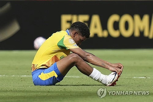 남아프리카공화국 미드필더 제이든 애덤스(마멜로디 선다운스)가 돌연 세상을 떠났다. 향년 25세. 애덤스는 이번 2026 국제축구연맹(FIFA) 북중미 월드컵에 남아공 축구대표팀 일원으로 참가해 한국전 포함 조별리그 3경기 모두 출전했다. 그는 한국과의 조별리그 3차전에서 후반전 교체로 나와 남아공의 1-0 승리를 이끌어 32강 진출에 기여했다. 월드컵이 끝난 지 얼마 지나지 않아 애덤스의 사망 소식이 전해지자 남아공 축구계는 충격에 빠졌다. 현재 애덤스의 사망 원인을 경찰이 수사 중인데, 남아공 언론은 애덤스가 자살로 생을 마쳤다고 보도했다. 연합뉴스