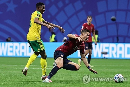 남아프리카공화국 구단 마멜로디 선다운스는 12일(한국시간) 구단 공식 채널을 통해 남아공 국가대표 미드필더 제이든 애덤스의 사망 소식을 발표했다. 향년 25세. 애덤스는 불과 약 2주 전까지 2026 국제축구연맹(FIFA) 북중미 월드컵에서 남아공 축구 국가대표팀 일원으로 뛰면서 남아공의 사상 첫 월드컵 토너먼트 진출에 기여했기에 애덤스의 갑작스러운 사망 소식은 남아공 축구계를 충격에 빠뜨렸다. 정확한 사망 원인은 드러나지 않았지만 남아공 현지 언론은 애덤스가 한 주택에서 시신으로 발견됐고, 자살로 생을 마감한 것으로 추측했다. 연합뉴스