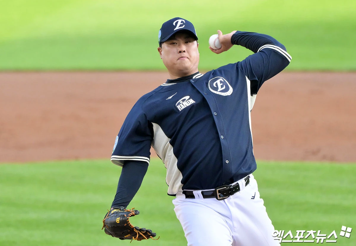 11일 오후 서울 송파구 잠실야구장에서 열린 '2026 신한 SOL KBO 올스타전' 경기, 2회말 나눔올스타 류현진이 공을 힘차게 던지고 있다. 잠실, 김한준·박지영 기자