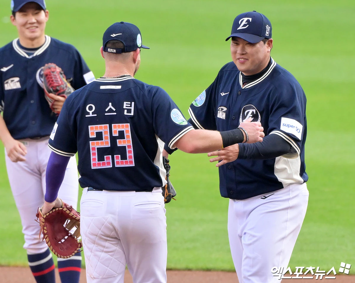11일 오후 서울 송파구 잠실야구장에서 열린 '2026 신한 SOL KBO 올스타전' 경기, 2회말 나눔올스타 류현진이 오스틴의 토스 송구를 놓치고 있다. 잠실, 김한준·박지영 기자