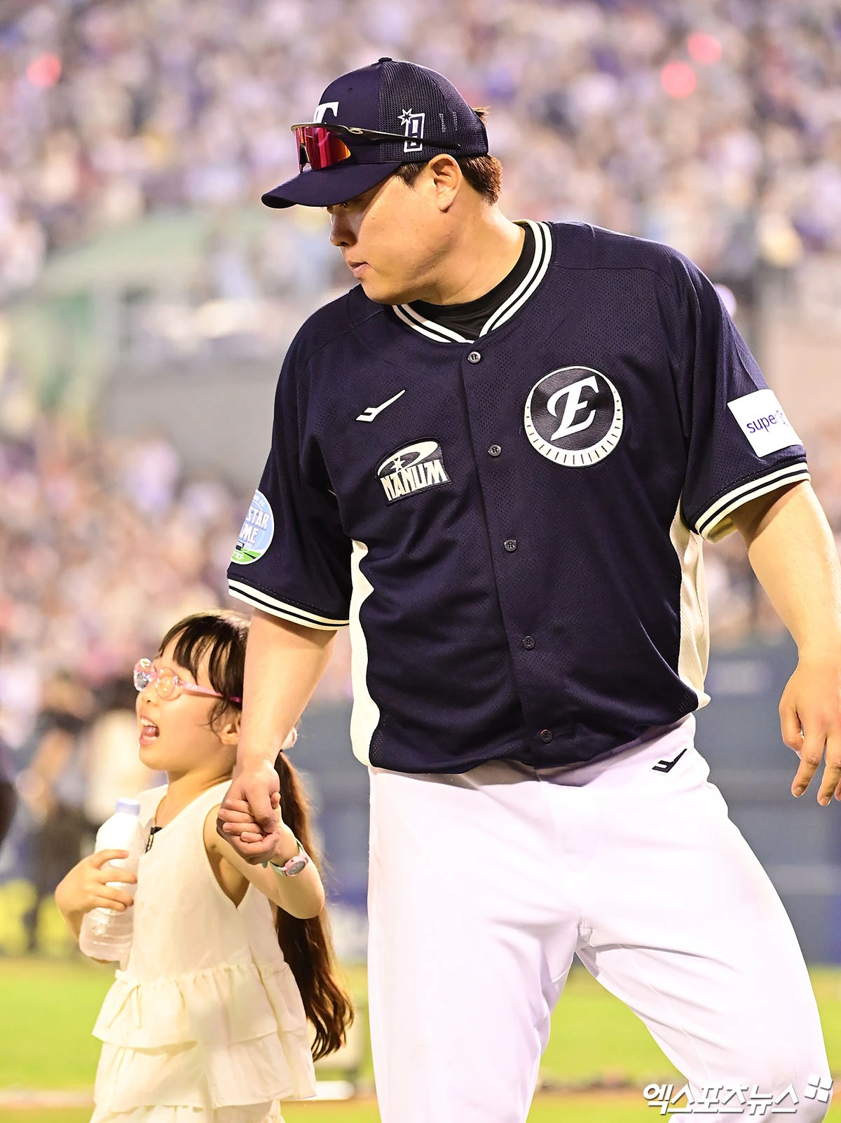 11일 오후 서울 송파구 잠실야구장에서 열린 '2026 신한 SOL KBO 올스타전' 팀 나눔과 팀 드림의 경기, 한화 류현진이 딸과 함께 그라운드를 거닐고 있다. 잠실, 김한준·박지영 기자