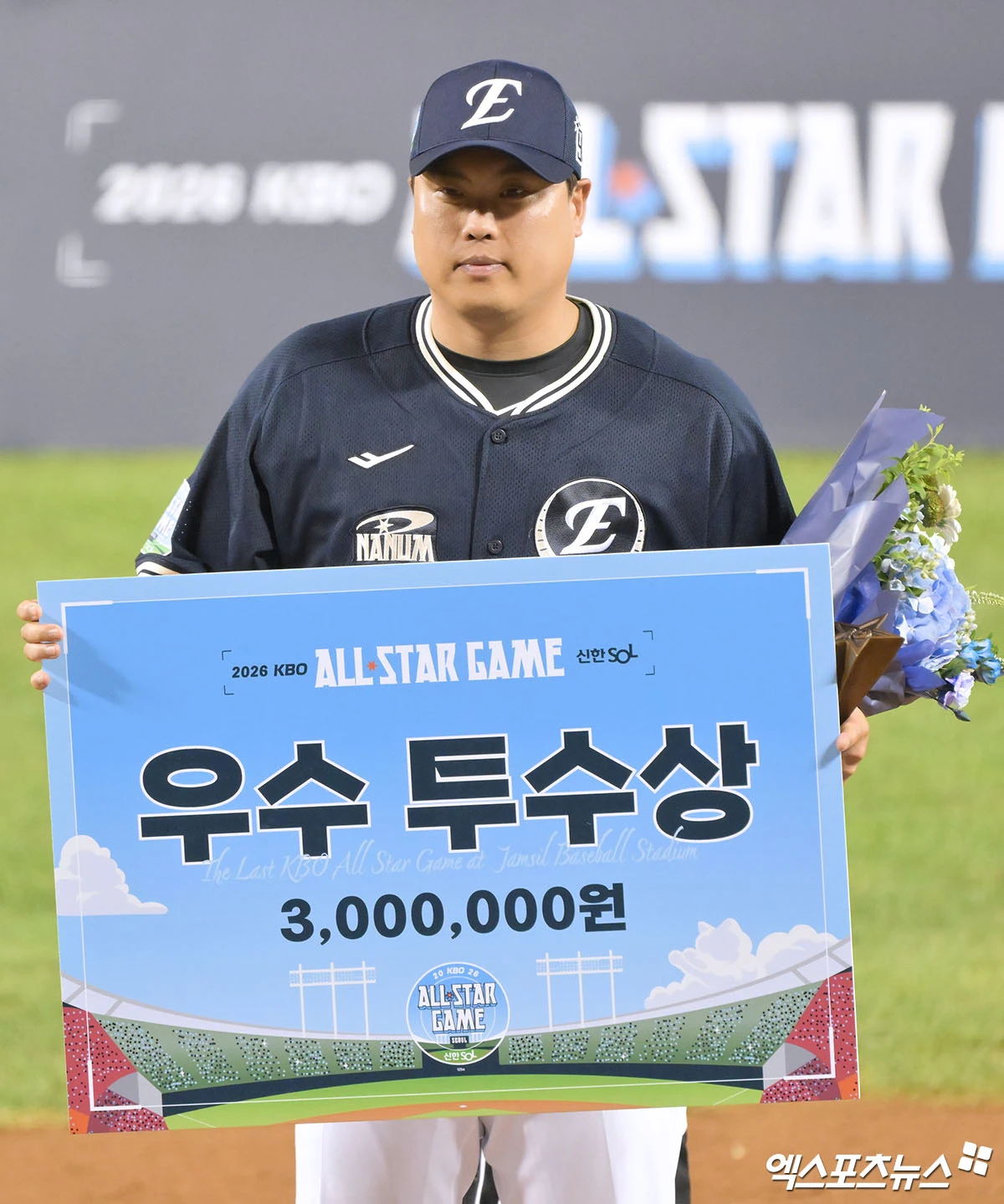 11일 오후 서울 송파구 잠실야구장에서 열린 '2026 신한 SOL KBO 올스타전' 경기, 우수 투수상을 수상한 한화 류현진이 기념촬영을 갖고 있다. 잠실, 김한준·박지영 기자