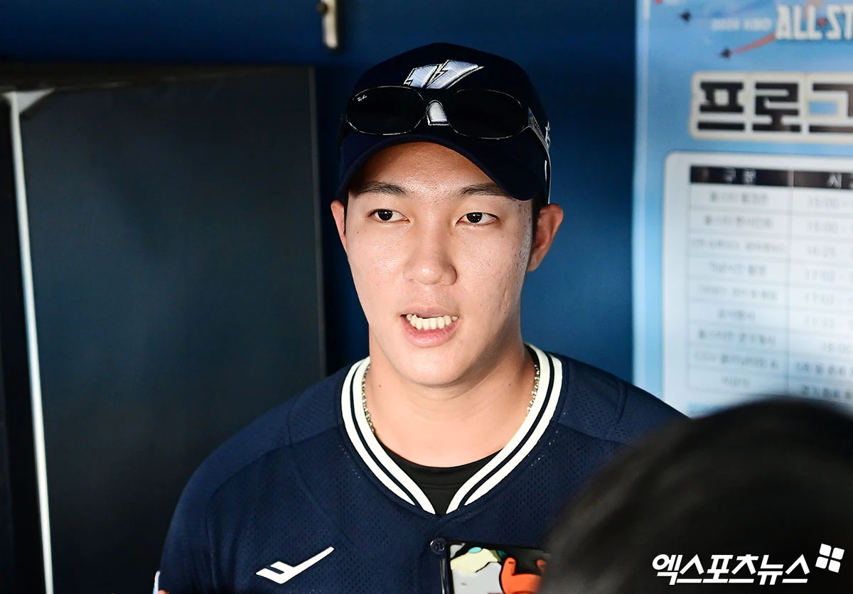11일 오후 서울 송파구 잠실야구장에서 열리는 '2026 신한 SOL KBO 올스타전'에 앞서 키움 안우진이 취재진과 인터뷰를 나누고 있다. 잠실, 김한준·박지영 기자