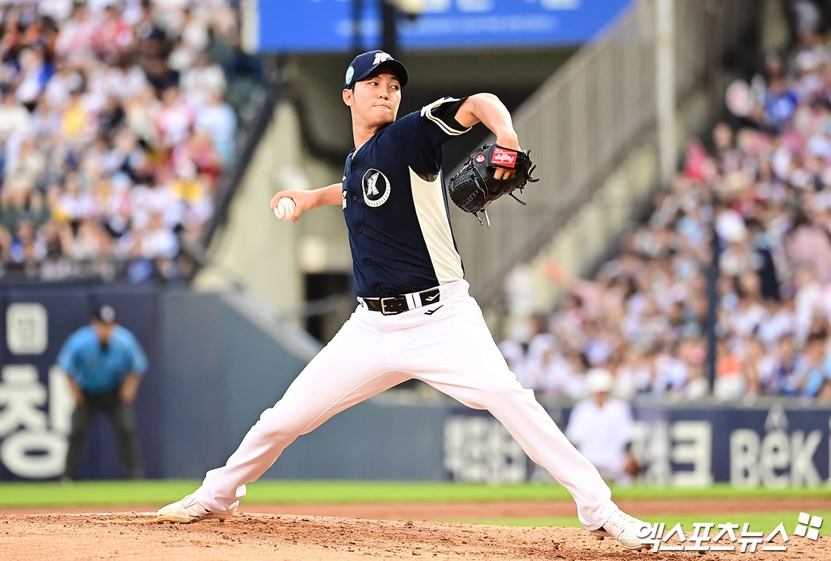 11일 오후 서울 송파구 잠실야구장에서 열린 '2026 신한 SOL KBO 올스타전' 팀 나눔과 팀 드림의 경기, 3회말 나눔 안우진이 역투하고 있다. 잠실, 김한준·박지영 기자
