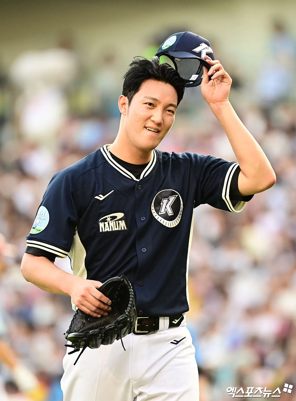 11일 오후 서울 송파구 잠실야구장에서 열린 '2026 신한 SOL KBO 올스타전' 팀 나눔과 팀 드림의 경기, 3회말 종료 후 나눔 안우진이 더그아웃으로 향하고 있다. 잠실, 김한준·박지영 기자