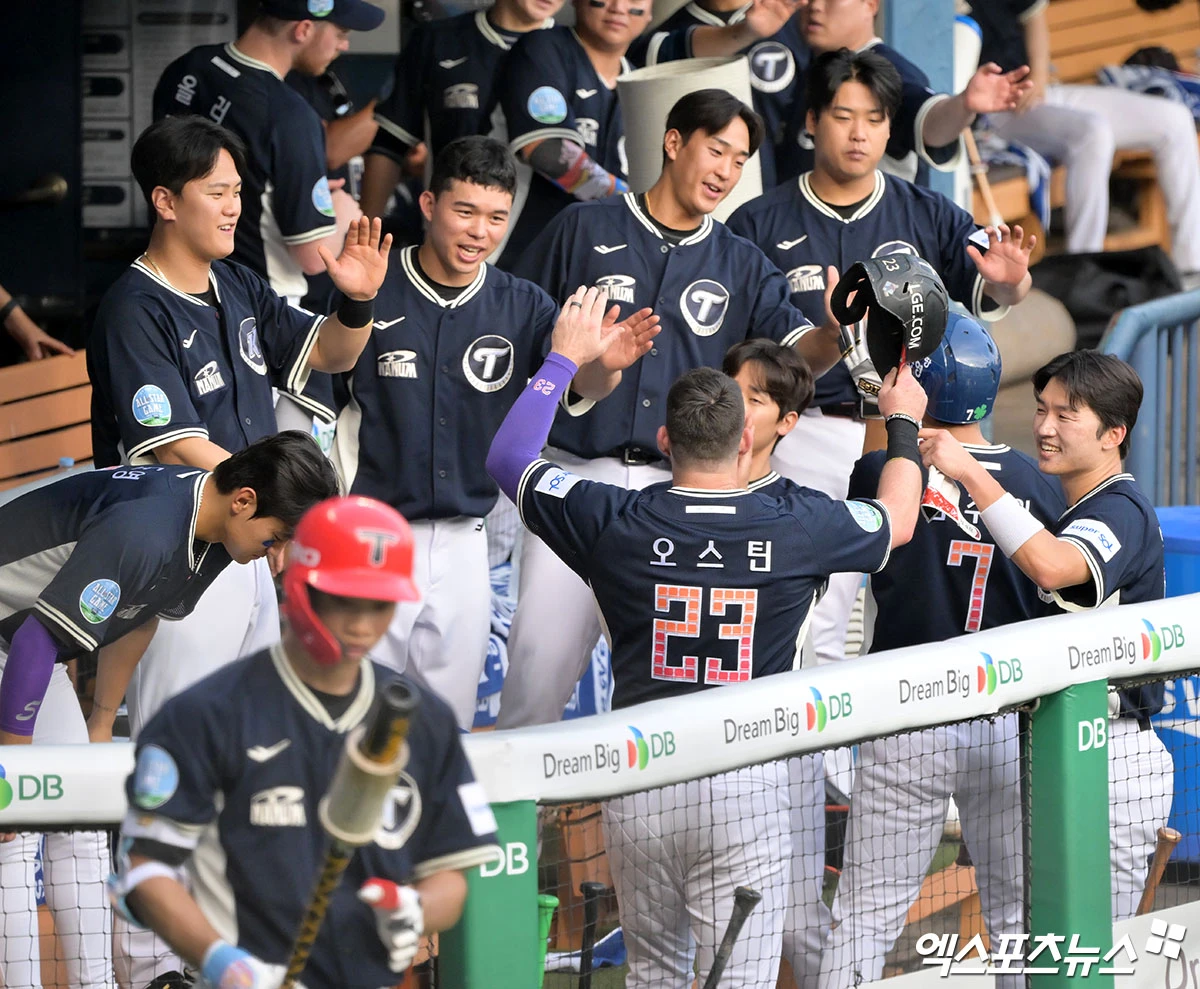 11일 오후 서울 송파구 잠실야구장에서 열린 '2026 신한 SOL KBO 올스타전' 경기, 4회 나눔 올스타 오스틴이 득점 후 하이파이브를 하고 있다. 잠실, 김한준·박지영 기자