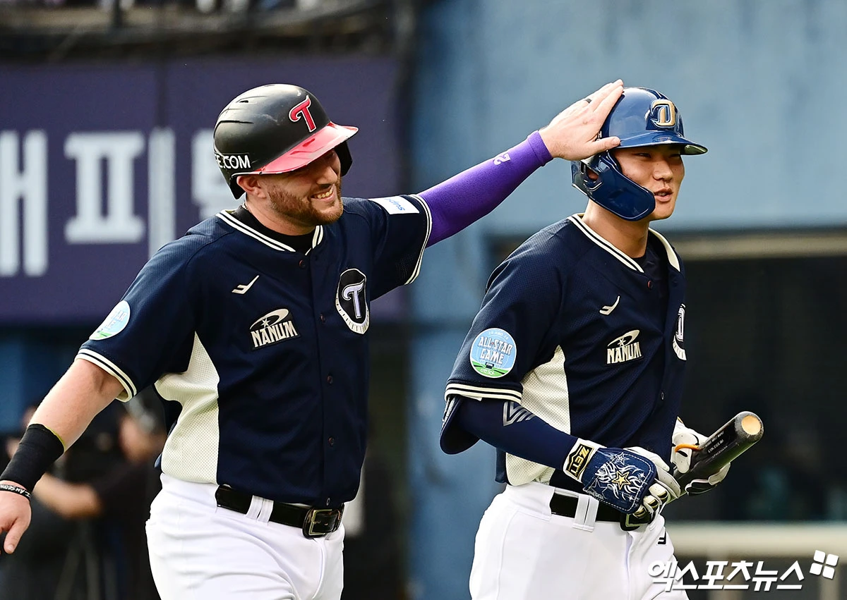 11일 오후 서울 송파구 잠실야구장에서 열린 '2026 신한 SOL KBO 올스타전' 팀 나눔과 팀 드림의 경기, 4회초 무사 1,3루 나눔 김주원이 1타점 희생 플라이를 때려낸 뒤 득점을 올린 3루주자 오스틴과 이야기를 나누고 있다. 잠실, 김한준·박지영 기자