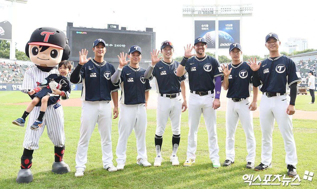 11일 오후 서울 송파구 잠실야구장에서 열리는 '2026 신한 SOL KBO 올스타전'에 앞서 LG 송찬의, 문성주, 박해민, 오스틴, 구본혁, 우강훈이 기념 촬영을 하고 있다. 잠실, 김한준·박지영 기자