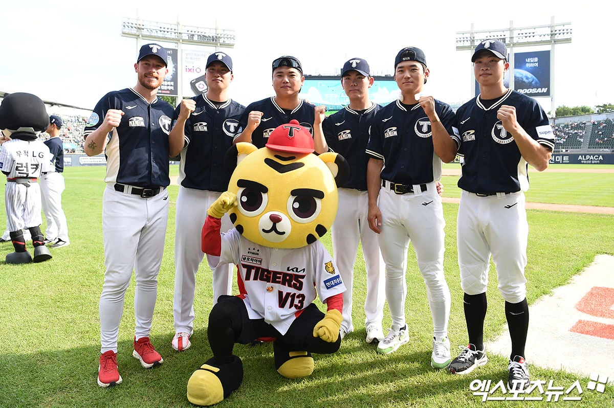 11일 오후 서울 송파구 잠실야구장에서 열리는 '2026 신한 SOL KBO 올스타전'에 앞서 KIA 올러, 정해영, 한준수, 성영탁, 김도영, 박재현이 기념 촬영을 하고 있다. 잠실, 김한준·박지영 기자
