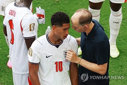 60년 만의 월드컵 우승을 꿈꾸는 잉글랜드가 주드 벨링엄의 멀티 골을 앞세워 역대 첫 4강 진출에 도전한 노르웨이를 꺾고 준결승에 합류했다. 잉글랜드는 12일 미국 플로리다주 마이애미 가든스의 마이애미 스타디움에서 열린 노르웨이와 2026 북중미 월드컵 8강에서 120분 연장 혈투 끝에 2-1로 승리했다. 이날 승리로 잉글랜드는 2018년 러시아 대회 이후 8년 만에 준결승에 진출, 1966년 대회 이후 60년 만의 역대 두 번째 우승 도전을 이어갔다. 잉글랜드는 아르헨티나-스위스 8강전 승자와 결승 진출을 다툰다. 연합뉴스
