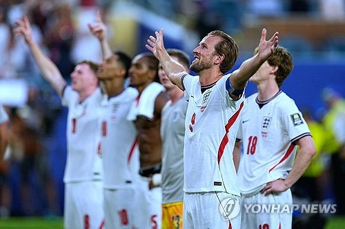 60년 만의 월드컵 우승을 꿈꾸는 잉글랜드가 주드 벨링엄의 멀티 골을 앞세워 역대 첫 4강 진출에 도전한 노르웨이를 꺾고 준결승에 합류했다. 잉글랜드는 12일 미국 플로리다주 마이애미 가든스의 마이애미 스타디움에서 열린 노르웨이와 2026 북중미 월드컵 8강에서 120분 연장 혈투 끝에 2-1로 승리했다. 이날 승리로 잉글랜드는 2018년 러시아 대회 이후 8년 만에 준결승에 진출, 1966년 대회 이후 60년 만의 역대 두 번째 우승 도전을 이어갔다. 잉글랜드는 아르헨티나-스위스 8강전 승자와 결승 진출을 다툰다. 연합뉴스